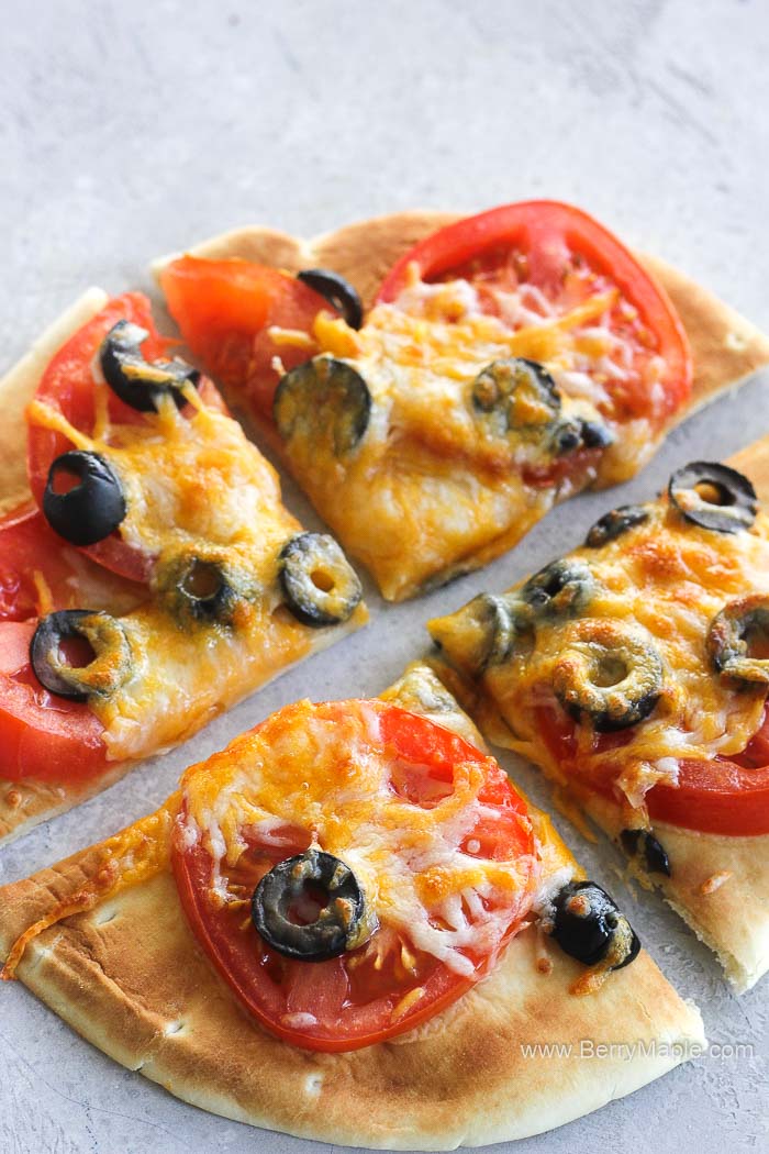 Mini pizza with tomatos, cheese, olives