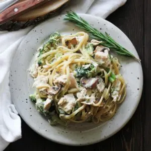 featured image of rotisserie chicken pasta